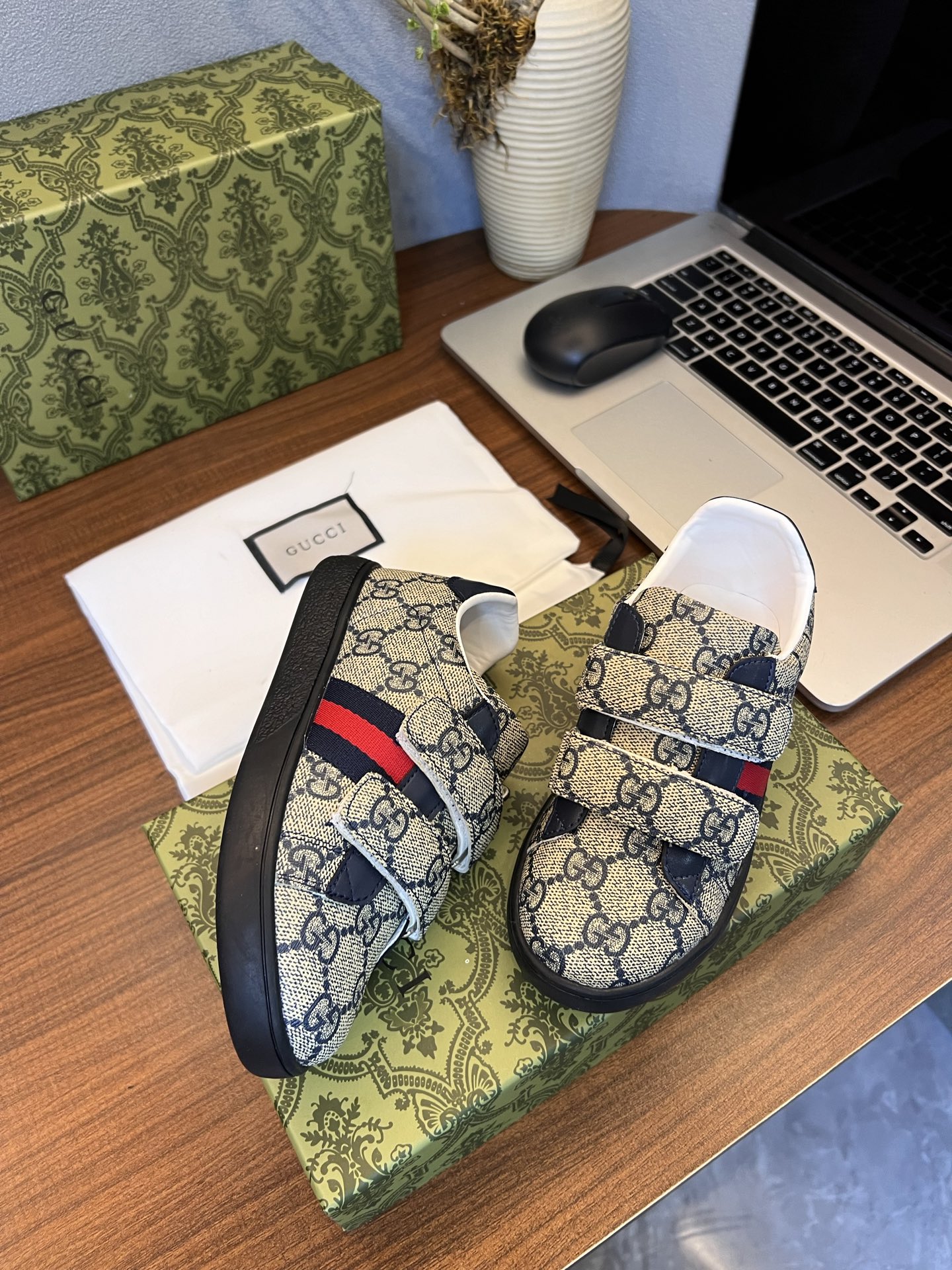 Children's shoes child